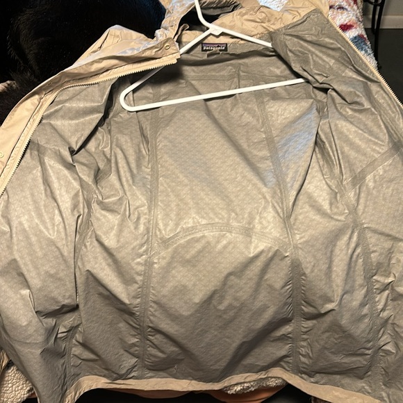 Women’s Patagonia rain jacket/ windbreaker. (Long) - Picture 7 of 7